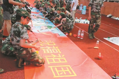 廣美學生繪長卷祝福祖國。