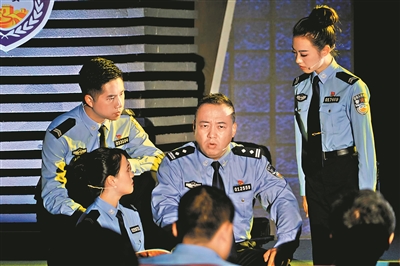 战(zhàn)友讲述英模故事。