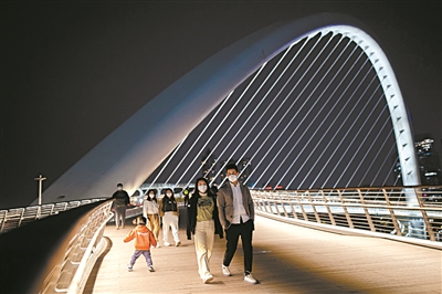 夜晚的海心橋燈光明亮如白晝.jpg